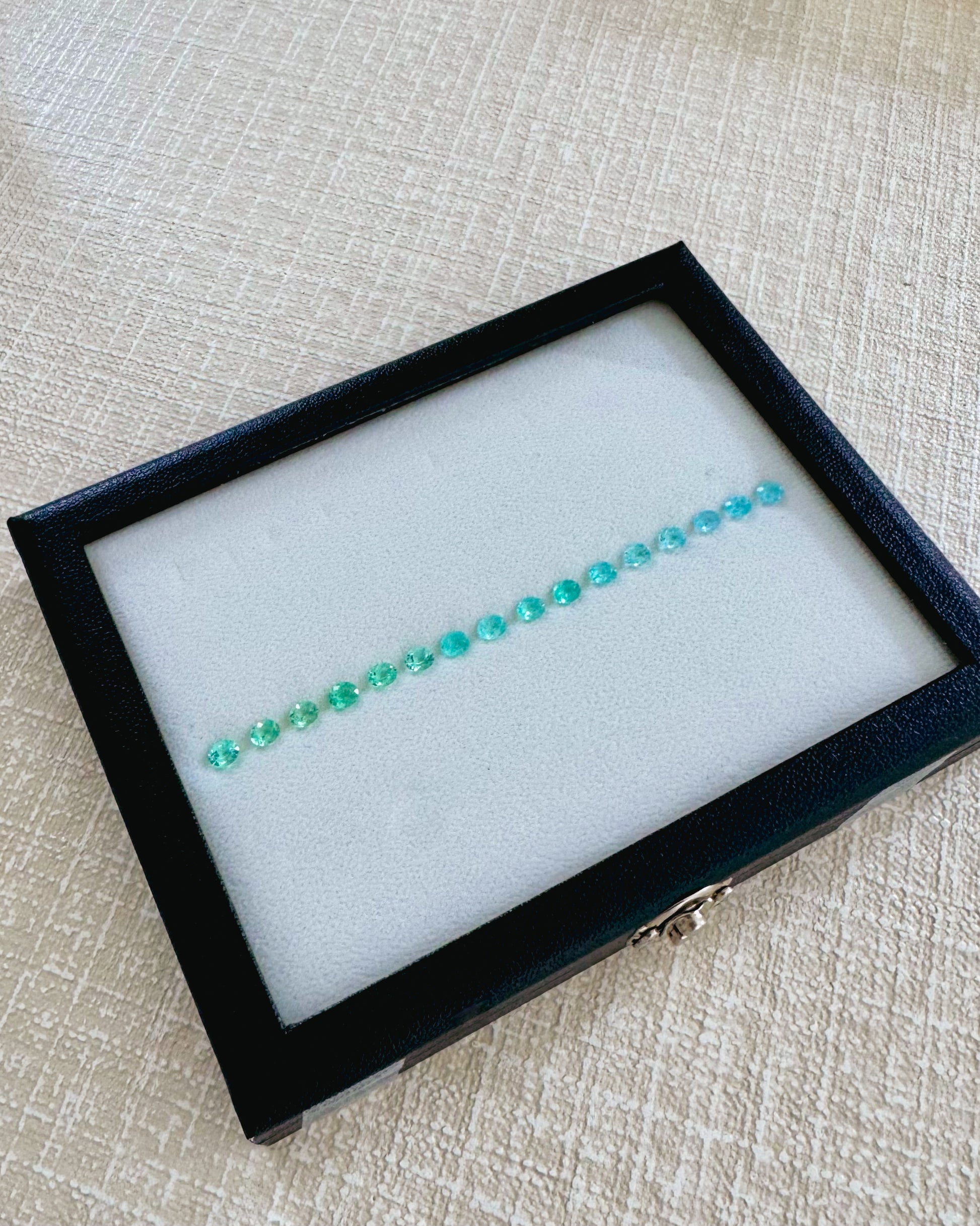 *NEW* Bespoke 10.13 Carat Oval Ombré Paraíba Tourmaline Layout